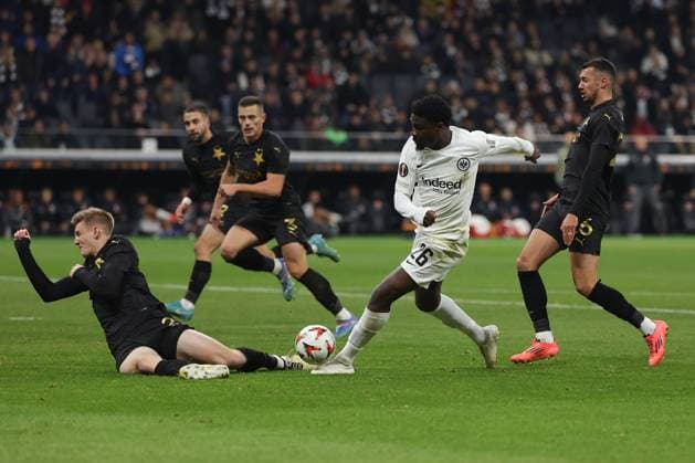 Frankfurt, 7 November 2024 UEFA Europa Legue 2024 25 Eintracht Frankfurt Slavia Praha v l , Stepan Chaloupek SK Slavia Praha , Goal kick Eric Junior Dina Ebimbe Eintracht Frankfurt DFL DFB REGULATIONS PROHIBIT ANY USE OF PHOTOGRAPHS as IMAGE SEQUENCES and or QUASI VIDEO Copyright: JoaquimxFerreira