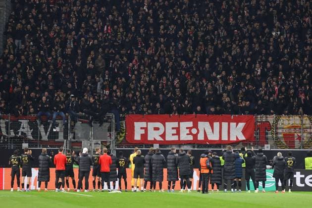 Frankfurt, 7 November 2024 UEFA Europa Legue 2024 25 Eintracht Frankfurt Slavia Praha v l , despite defeat the fans of Slavia Praha celebrate with the team, thanks the fans, thanks the team after the match, after the match thanks the fans, applauds the fans DFL DFB REGULATIONS PROHIBIT ANY USE OF PHOTOGRAPHS as IMAGE SEQUENCES and or QUASI VIDEO Copyright: JoaquimxFerreira