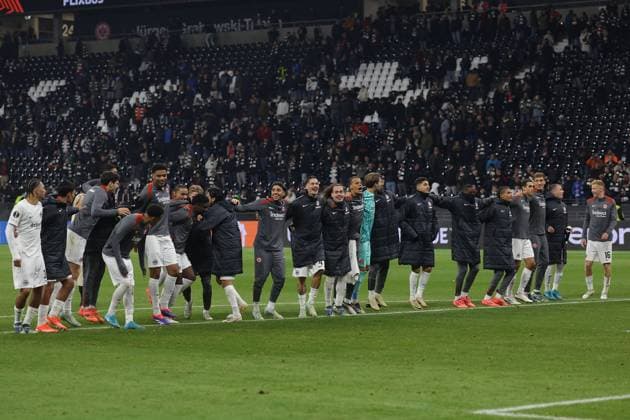 Frankfurt, 7 November 2024 UEFA Europa Legue 2024 25 Eintracht Frankfurt Slavia Praha v l , the Eintracht Frankfurt team celebrates the victory with the fans, thanks the fans, thanks the team after the match, after the match thanks the fans, applauds the fans DFL DFB REGULATIONS PROHIBIT ANY USE OF PHOTOGRAPHS as IMAGE SEQUENCES and or QUASI VIDEO Copyright: JoaquimxFerreira