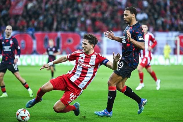 CALCIO - UEFA Europa League - Olympiacos FC vs Rangers 45 Panagiotis Retsos of Olympiacos FC competing with 9 Cyriel Dessers of Rangers during the Europa League, Matchday 4 match between Olympiacos FC and Rangers at Georgios Karaiskakis Stadium in Piraeus, Greece, on November 7, 2024. Piraeus Greece  Copyright: xIPAxSport ABACAx