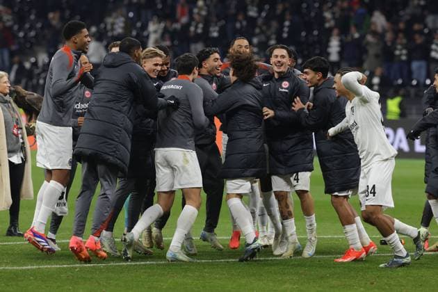 Frankfurt, 7 November 2024 UEFA Europa Legue 2024 25 Eintracht Frankfurt Slavia Praha v l , the Eintracht Frankfurt team celebrates the victory with the fans, in the middle Omar Marmoush Eintracht Frankfurt , thanks the fans, thanks team after the match, after the match thanks the fans, applauds the fans DFL DFB REGULATIONS PROHIBIT ANY USE OF PHOTOGRAPHS as IMAGE SEQUENCES and or QUASI VIDEO Copyright: JoaquimxFerreira