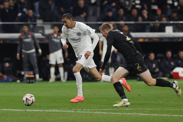 Frankfurt, 7 November 2024 UEFA Europa Legue 2024 25 Eintracht Frankfurt Slavia Praha v l , Hugo Ekitike Eintracht Frankfurt , Stepan Chaloupek SK Slavia Praha , Lauffduell DFL DFB REGULATIONS PROHIBIT ANY USE OF PHOTOGRAPHS as IMAGE SEQUENCES and or QUASI VIDEO Copyright: JoaquimxFerreira