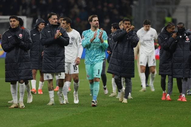 Frankfurt, 7 November 2024 UEFA Europa Legue 2024 25 Eintracht Frankfurt Slavia Praha v l , the team around goalkeeper, goalkeeper Kevin Trapp Eintracht Frankfurt thanks the fans, thanks, thanks team after the match, after the match thanks the fans, applauds the fans DFL DFB REGULATIONS PROHIBIT ANY USE OF PHOTOGRAPHS as IMAGE SEQUENCES and or QUASI VIDEO Copyright: JoaquimxFerreira