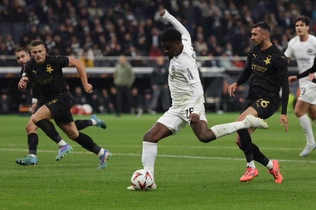 Frankfurt, 7 November 2024 UEFA Europa Legue 2024 25 Eintracht Frankfurt Slavia Praha v l , Goal kick Eric Junior Dina Ebimbe Eintracht Frankfurt DFL DFB REGULATIONS PROHIBIT ANY USE OF PHOTOGRAPHS as IMAGE SEQUENCES and or QUASI VIDEO Copyright: JoaquimxFerreira