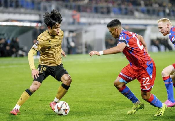 Football: UEFA Europa League Real Sociedad s Takefusa Kubo (L) vies for the ball in a UEFA Europa League football match against Viktoria Plzen in Plzen, Czech Republic, on Nov. 7, 2024.  A14AA0003702005P