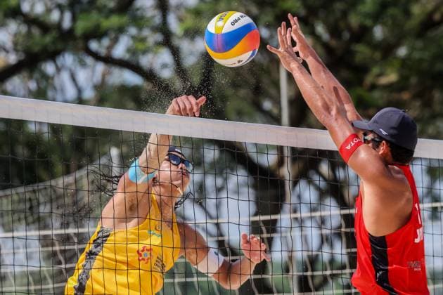 (241108) -- LAGUNA PROVINCE, Nov. 8, 2024 -- Nassim Malki (R) of Japan competes against Hasegawa Yoshiumi of Japan during the men s round 18 match between Nassim Malki Fukushima Kosuke of Japan and Hasegawa Yoshiumi Kurokawa Hiroki Dylan of Japan at the Asian Volleyball Confederation (AVC) 2024 Asian Senior Beach volleyball, Beachvolleyball Championships in Laguna Province, the Philippines, on Nov. 8, 2024. ) (SP)PHILIPPINES-LAGUNA PROVINCE-AVC 2024 ASIAN SENIOR BEACH VOLLEYBALL CHAMPIONSHIPS ROUELLExUMALI 