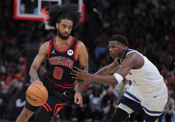 Sport Themen der Woche KW45 CHICAGO, IL - NOVEMBER 07: Minnesota Timberwolves guard Anthony Edwards (5) guards Chicago Bulls guard Coby White (0) during the second half on November 7, 2024 at the United Center in Chicago, Illinois. (Photo by Melissa Tamez Icon Sportswire) NBA, Basketball Herren, USA NOV 07 Timberwolves at Bulls EDITORIAL USE ONLY Icon241107161