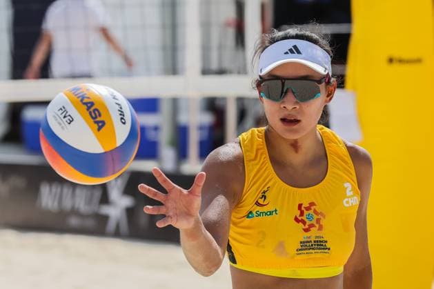 (241108) -- LAGUNA PROVINCE, Nov. 8, 2024 -- Xia Xinyi of China prepare to serve during the women s round 16 match between Wang Jingzhe Xia Xinyi of China and Genesa Jane Eslapor Mary Klymince Orillaneda of the Philippines at the Asian Volleyball Confederation (AVC) 2024 Asian Senior Beach volleyball, Beachvolleyball Championships in Laguna Province, the Philippines on Nov. 8, 2024. The Chinese pair won 2-0. ) (SP)PHILIPPINES-LAGUNA PROVINCE-AVC 2024 ASIAN SENIOR BEACH VOLLEYBALL CHAMPIONSHIPS ROUELLExUMALI 