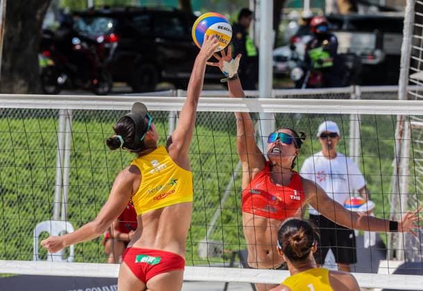 (241108) -- LAGUNA PROVINCE, Nov. 8, 2024 -- Zhou Mingli (L) of China competes during the women s round 16 match between Yan Xu Zhou Mingli of China and Rumpaipruet Numwong Tanarattha Udomchavee of Thailand at the Asian Volleyball Confederation (AVC) 2024 Asian Senior Beach volleyball, Beachvolleyball Championships in Laguna Province, the Philippines on Nov. 8, 2024. ) (SP)PHILIPPINES-LAGUNA PROVINCE-AVC 2024 ASIAN SENIOR BEACH VOLLEYBALL CHAMPIONSHIPS ROUELLExUMALI 