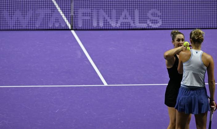 WTA, Tennis Damen Finals 2024 - Day 7 RIYADH, SAUDI ARABIA - NOVEMBER 08: Gabriela Dabrowski (L) of Canada playing with Erin Routliffe (R) of New Zealand during their semi-final match against Nicole Melichar-Martinez of USA and Ellen Perez of Australia, on Day 7 of the 2024 WTA Finals, part of the Hologic WTA Tour, held at King Saud University Indoor Arena on November 08, 2024, in Riyadh, Saudi Arabia. Riyadh Saudi Arabia  Copyright: xArturxWidakx originalFilename:widak-wtafinal241108_np2Hj.jpg