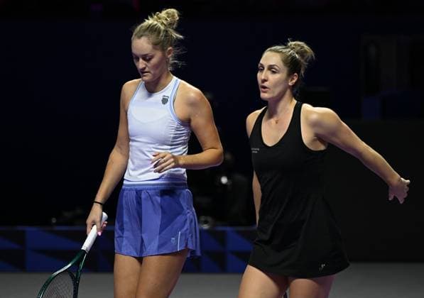 WTA, Tennis Damen Finals 2024 - Day 7 RIYADH, SAUDI ARABIA - NOVEMBER 08: Gabriela Dabrowski (R) of Canada playing with Erin Routliffe (L) of New Zealand during their semi-final match against Nicole Melichar-Martinez of USA and Ellen Perez of Australia, on Day 7 of the 2024 WTA Finals, part of the Hologic WTA Tour, held at King Saud University Indoor Arena on November 08, 2024, in Riyadh, Saudi Arabia. Riyadh Saudi Arabia  Copyright: xArturxWidakx originalFilename:widak-wtafinal241108_np6ej.jpg