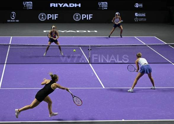 WTA, Tennis Damen Finals 2024 - Day 7 RIYADH, SAUDI ARABIA - NOVEMBER 08: Gabriela Dabrowski (R) of Canada playing with Erin Routliffe (L) of New Zealand during their semi-final match against Nicole Melichar-Martinez of USA and Ellen Perez of Australia, on Day 7 of the 2024 WTA Finals, part of the Hologic WTA Tour, held at King Saud University Indoor Arena on November 08, 2024, in Riyadh, Saudi Arabia. Riyadh Saudi Arabia  Copyright: xArturxWidakx originalFilename:widak-wtafinal241108_npeSI.jpg