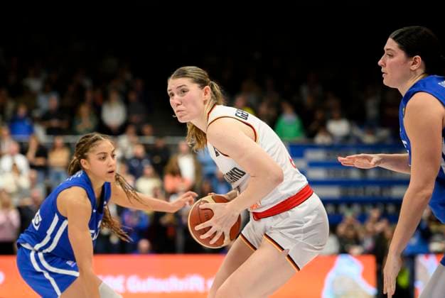 v l Elena Tsineke GRE Luisa GEISELSOEDER Geiselsöder GER action, duel, womens basketball European Championship qualification, Germany GER Greece GRE 79 76, on 07 11 2024 in Hagen Germany Â