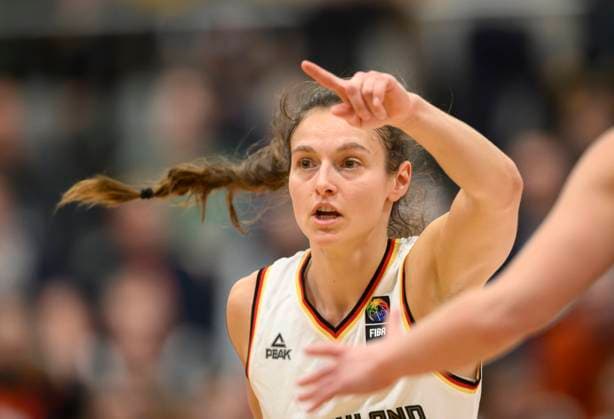 Jennifer CROWDER GER Gestures, Womens Basketball European Championship Qualification, Germany GER Greece GRE 79 76, on 07 11 2024 in Hagen Germany Â