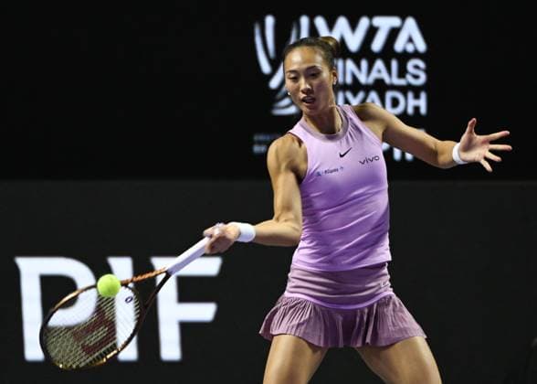 WTA, Tennis Damen Finals 2024 - Day 7 RIYADH, SAUDI ARABIA - NOVEMBER 08: Qinwen Zheng of China during her semi-final match against Barbora Krejcikova of Czech Republic, on Day 7 of the 2024 WTA Finals, part of the Hologic WTA Tour, held at King Saud University Indoor Arena on November 08, 2024, in Riyadh, Saudi Arabia. Riyadh Saudi Arabia  Copyright: xArturxWidakx originalFilename:widak-wtafinal241108_np16r.jpg