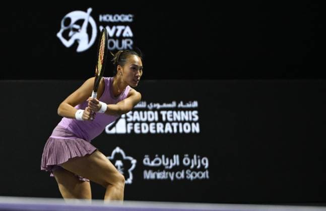 WTA, Tennis Damen Finals 2024 - Day 7 RIYADH, SAUDI ARABIA - NOVEMBER 08: Qinwen Zheng of China during her semi-final match against Barbora Krejcikova of Czech Republic, on Day 7 of the 2024 WTA Finals, part of the Hologic WTA Tour, held at King Saud University Indoor Arena on November 08, 2024, in Riyadh, Saudi Arabia. Riyadh Saudi Arabia  Copyright: xArturxWidakx originalFilename:widak-wtafinal241108_npw49.jpg