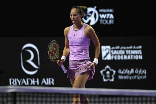 WTA, Tennis Damen Finals 2024 - Day 7 RIYADH, SAUDI ARABIA - NOVEMBER 08: Qinwen Zheng of China during her semi-final match against Barbora Krejcikova of Czech Republic, on Day 7 of the 2024 WTA Finals, part of the Hologic WTA Tour, held at King Saud University Indoor Arena on November 08, 2024, in Riyadh, Saudi Arabia. Riyadh Saudi Arabia  Copyright: xArturxWidakx originalFilename:widak-wtafinal241108_npzMT.jpg