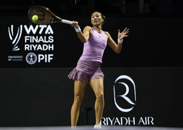 WTA, Tennis Damen Finals 2024 - Day 7 RIYADH, SAUDI ARABIA - NOVEMBER 08: Qinwen Zheng of China during her semi-final match against Barbora Krejcikova of Czech Republic, on Day 7 of the 2024 WTA Finals, part of the Hologic WTA Tour, held at King Saud University Indoor Arena on November 08, 2024, in Riyadh, Saudi Arabia. Riyadh Saudi Arabia  Copyright: xArturxWidakx originalFilename:widak-wtafinal241108_npwy0.jpg