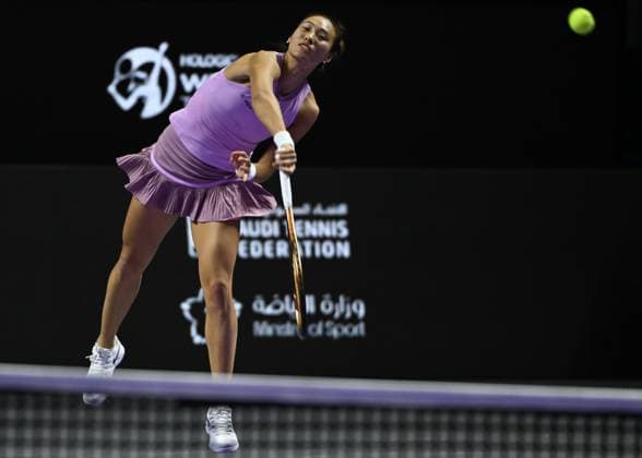 WTA, Tennis Damen Finals 2024 - Day 7 RIYADH, SAUDI ARABIA - NOVEMBER 08: Qinwen Zheng of China during her semi-final match against Barbora Krejcikova of Czech Republic, on Day 7 of the 2024 WTA Finals, part of the Hologic WTA Tour, held at King Saud University Indoor Arena on November 08, 2024, in Riyadh, Saudi Arabia. Riyadh Saudi Arabia  Copyright: xArturxWidakx originalFilename:widak-wtafinal241108_npYZW.jpg