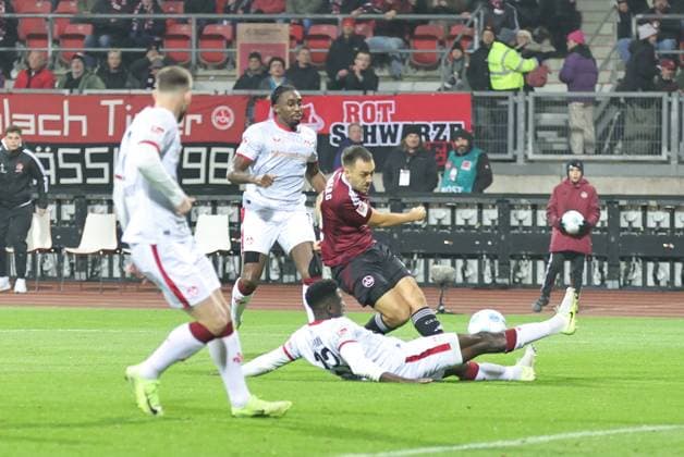 08 11 2024 Soccer season 2024 2025 2 Soccer Bundesliga 12 Matchday 1 FC Nürnberg FCN Club 1 FC Kaiserslautern FCK Rote Roten Teufel Sportfoto Zink DaMa xdaxmax DFL regulations prohibit any use of photographs as image sequences and or quasi video only for editorial use Julian Justvan 10, 1 FC Nürnberg FCN mit Torschuss