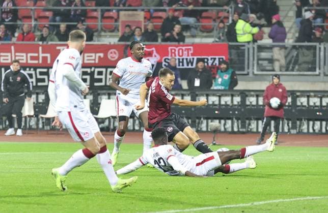 08 11 2024 Soccer season 2024 2025 2 Soccer Bundesliga 12 Matchday 1 FC Nürnberg FCN Club 1 FC Kaiserslautern FCK Rote Roten Teufel Sportfoto Zink DaMa xdaxmax DFL regulations prohibit any use of photographs as image sequences and or quasi video only for editorial use Julian Justvan 10, 1 FC Nürnberg FCN mit Torschuss