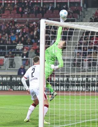 08 11 2024 Soccer Season 2024 2025 2 Soccer Bundesliga 12 Matchday 1 FC Nürnberg FCN Club 1 FC Kaiserslautern FCK Rote Roten Teufel Sportfoto Zink DaMa xdaxmax DFL regulations prohibit any use of photographs as image sequences and or quasi video only for editorial use Julian Krahl 1, 1 FC Kaiserslautern FCK faustet Ball über die Latte