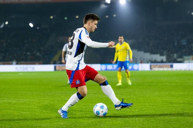 Soccer I Men I Season 2024 2025 I 2 Bundesliga I Matchday 12 I Eintracht Braunschweig Hamburger SV I 08 11 2024 Noah Katterbach 33, Hamburger SV on the ball Braunschweig Eintracht Stadium Lower Saxony Germany Copyright: xLobecax xHenningxRohlfsx
