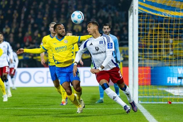 Soccer I Men I Season 2024 2025 I 2 Bundesliga I Matchday 12 I Eintracht Braunschweig Hamburger SV I 08 11 2024 Davie Selke 27, Hamburger SV vs Leon Bell Bell 19, Eintracht Braunschweig in a duel Braunschweig Eintracht Stadion Niedersachsen Germany Copyright: xLobecax xHenningxRohlfsx
