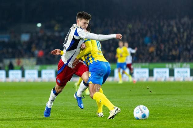 Soccer I Men I Season 2024 2025 I 2 Bundesliga I Matchday 12 I Eintracht Braunschweig Hamburger SV I 08 11 2024 Noah Katterbach 33, Hamburger SV v Leon Bell Bell 19, Eintracht Braunschweig in a duel Braunschweig Eintracht Stadion Niedersachsen Germany Copyright: xLobecax xHenningxRohlfsx