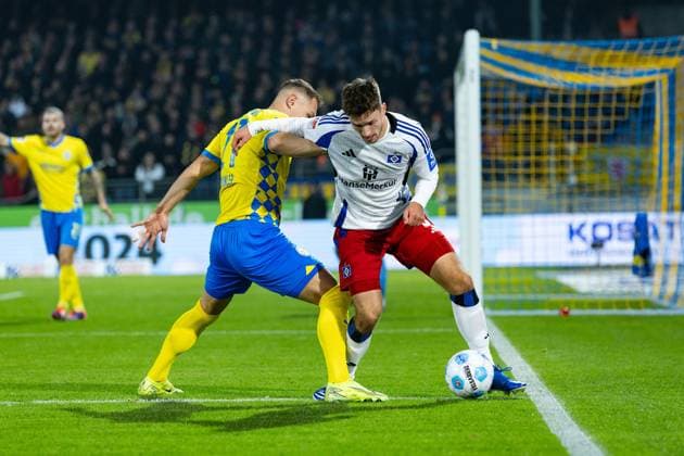 Soccer I Men I Season 2024 2025 I 2 Bundesliga I Matchday 12 I Eintracht Braunschweig Hamburger SV I 08 11 2024 Noah Katterbach 33, Hamburger SV v Sven Köhler 27, Eintracht Braunschweig in a duel Braunschweig Eintracht Stadion Niedersachsen Germany Copyright: xLobecax xHenningxRohlfsx