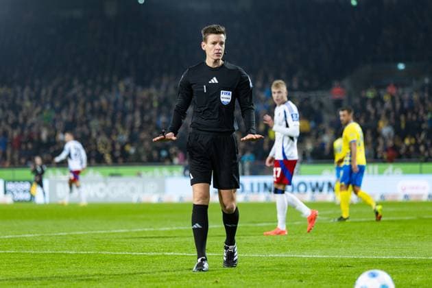 Soccer I Men I Season 2024 2025 I 2 Bundesliga I Matchday 12 I Eintracht Braunschweig Hamburger SV I 08 11 2024 Referee Daniel Siebert in focus Braunschweig Eintracht Stadium Lower Saxony Germany Copyright: xLobecax xHenningxRohlfsx