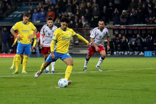 08 11 2024, xgox, Fussball 2 Bundesliga, Eintracht Braunschweig Hamburger SV emspor, v l Johan Gomez Eintracht Braunschweig misses the penalty against Daniel Heuer Fernandes Hamburger SV DFL DFB REGULATIONS PROHIBIT ANY USE OF PHOTOGRAPHS as IMAGE SEQUENCES and or QUASI VIDEO Braunschweig