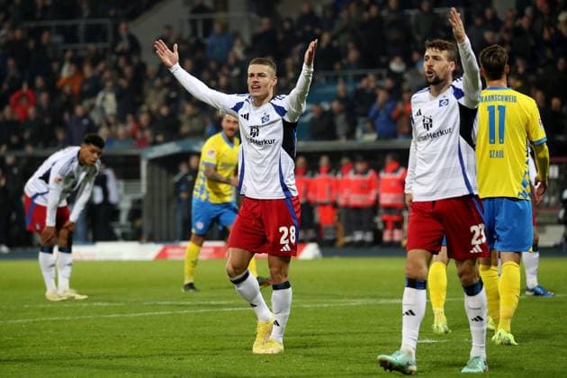08 11 2024, xgox, Fussball 2 Bundesliga, Eintracht Braunschweig Hamburger SV emspor, v l Miro Muheim Hamburger SV Jonas Meffert Hamburger SV gives instructions, gesticulates, gesticulate with arms gives instructions, gesticulate DFL DFB REGULATIONS PROHIBIT ANY USE OF PHOTOGRAPHS as IMAGE SEQUENCES and or QUASI VIDEO Braunschweig