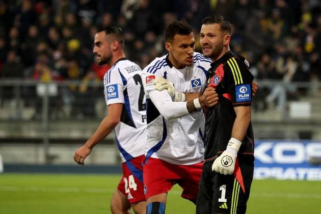 08 11 2024, xgox, Soccer 2 Bundesliga, Eintracht Braunschweig Hamburger SV emspor, v l jubilation, joy over the saved penalty kick by Daniel Heuer Fernandes Hamburger SV with Davie Selke Hamburger SV DFL DFB REGULATIONS PROHIBIT ANY USE OF PHOTOGRAPHS as IMAGE SEQUENCES and or QUASI VIDEO Braunschweig