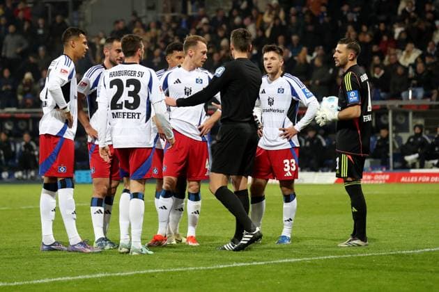 08 11 2024, xgox, Fussball 2 Bundesliga, Eintracht Braunschweig Hamburger SV emspor, v l HSV players complain to referee Referee Daniel Siebert Berlin DFL DFB REGULATIONS PROHIBIT ANY USE OF PHOTOGRAPHS as IMAGE SEQUENCES and or QUASI VIDEO Braunschweig