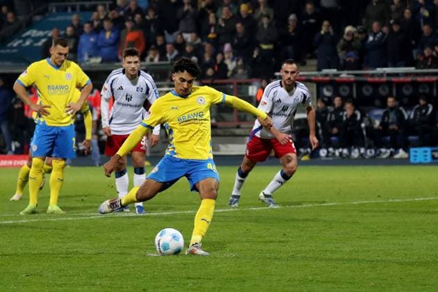 08 11 2024, xgox, Fussball 2 Bundesliga, Eintracht Braunschweig Hamburger SV emspor, v l Johan Gomez Eintracht Braunschweig misses the penalty kick against Daniel Heuer Fernandes Hamburger SV DFL DFB REGULATIONS PROHIBIT ANY USE OF PHOTOGRAPHS as IMAGE SEQUENCES and or QUASI VIDEO Braunschweig