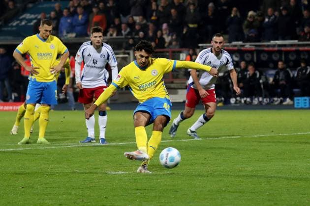 08 11 2024, xgox, Fussball 2 Bundesliga, Eintracht Braunschweig Hamburger SV emspor, v l Johan Gomez Eintracht Braunschweig misses the penalty kick against Daniel Heuer Fernandes Hamburger SV DFL DFB REGULATIONS PROHIBIT ANY USE OF PHOTOGRAPHS as IMAGE SEQUENCES and or QUASI VIDEO Braunschweig