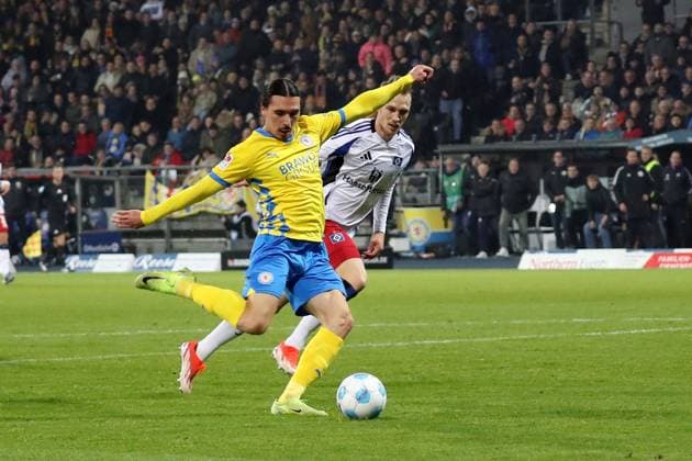08 11 2024, xgox, Fussball 2 Bundesliga, Eintracht Braunschweig Hamburger SV emspor, v l Rayan Philippe Eintracht Braunschweig erzielt das Tor zum scores the goal 1 0 DFL DFB REGULATIONS PROHIBIT ANY USE OF PHOTOGRAPHS as IMAGE SEQUENCES and or QUASI VIDEO Braunschweig