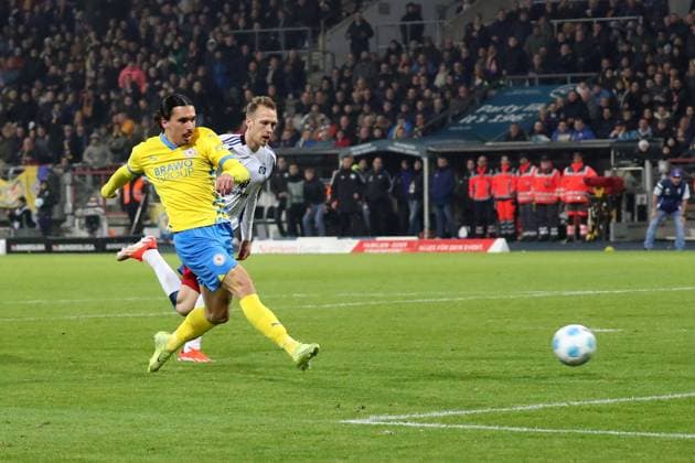 08 11 2024, xgox, Fussball 2 Bundesliga, Eintracht Braunschweig Hamburger SV emspor, v l Rayan Philippe Eintracht Braunschweig erzielt das Tor zum scores the goal 1 0 DFL DFB REGULATIONS PROHIBIT ANY USE OF PHOTOGRAPHS as IMAGE SEQUENCES and or QUASI VIDEO Braunschweig