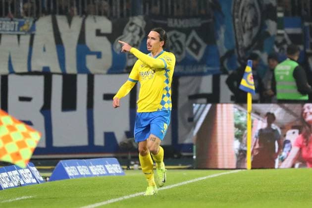 Braunschweig vs HSV, 2 BL Braunschweig, 08 11 2024, FOOTBALL Eintracht Braunschweig vs Hamburger SV, 2 BL, Season 2024 25 Rayan Philippe Eintracht Braunschweig cheers with teammates after his goal to make it 1 0 Braunschweig