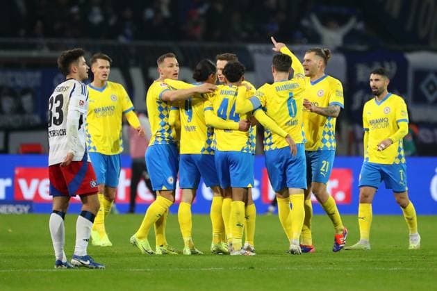 Braunschweig vs HSV, 2 BL Braunschweig, 08 11 2024, FOOTBALL Eintracht Braunschweig vs Hamburger SV, 2 BL, Season 2024 25 Rayan Philippe Eintracht Braunschweig cheers with teammates after his goal to make it 1 0 Braunschweig