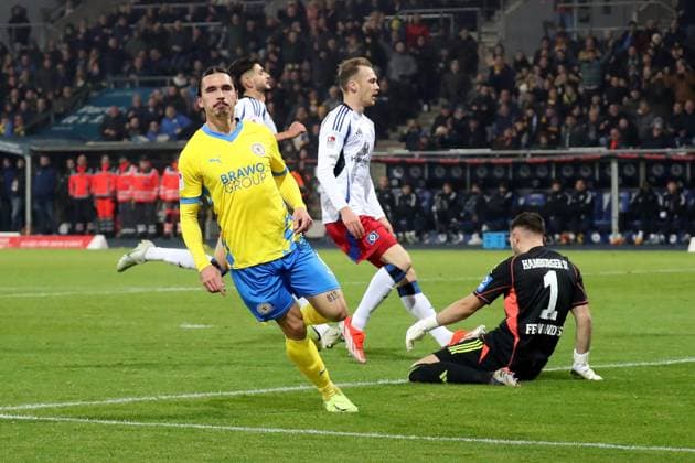 08 11 2024, xgox, Fußball 2 Bundesliga, Eintracht Braunschweig Hamburger SV emspor, v l Torjubel nach dem Tor zum celebrating the goal celebrate 1 0 durch Rayan Philippe Eintracht Braunschweig Daniel Heuer Fernandes Hamburger SV DFL DFB REGULATIONS PROHIBIT ANY USE OF PHOTOGRAPHS as IMAGE SEQUENCES and or QUASI VIDEO Braunschweig