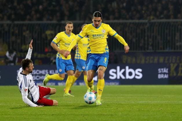 08 11 2024, xgox, Soccer 2 Bundesliga, Eintracht Braunschweig Hamburger SV emspor, v l Rayan Philippe Eintracht Braunschweig in front of the goal to 1 0 DFL DFB REGULATIONS PROHIBIT ANY USE OF PHOTOGRAPHS as IMAGE SEQUENCES and or QUASI VIDEO Braunschweig