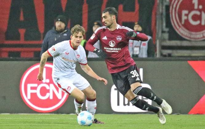 08 11 2024, xmohx, Fußball 2 Bundesliga, 1 FC Nuernberg 1 FC Kaiserslautern emspor, v l Florian Kleinhansl Kaiserslautern , Mahir Emrili Nürnberg DFL DFB REGULATIONS PROHIBIT ANY USE OF PHOTOGRAPHS as IMAGE SEQUENCES and or QUASI VIDEO Nuernberg