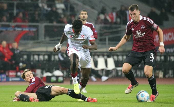08 11 2024, xmohx, Fußball 2 Bundesliga, 1 FC Nuernberg 1 FC Kaiserslautern emspor, v l Caspar Jander Nürnberg , Ragnasr Ache Kaiserslautern , Robin Knoche Nürnberg DFL DFB REGULATIONS PROHIBIT ANY USE OF PHOTOGRAPHS as IMAGE SEQUENCES and or QUASI VIDEO Nuernberg