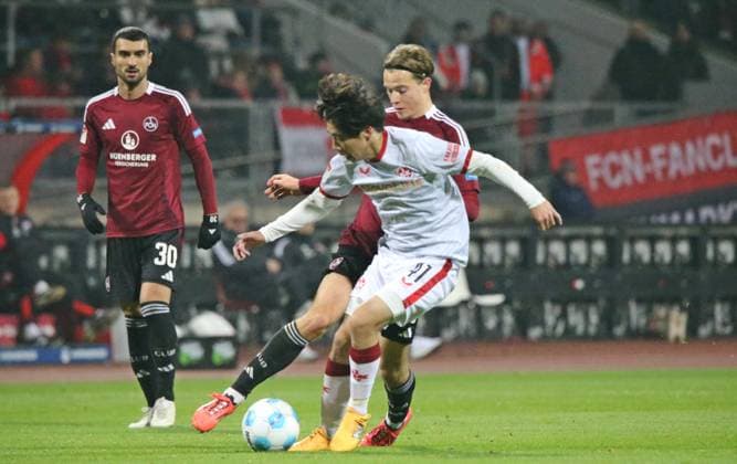 08 11 2024, xmohx, Fußball 2 Bundesliga, 1 FC Nuernberg 1 FC Kaiserslautern emspor, v l Caspar Jander Nürnberg , Daisuke Yokota Kaiserslautern DFL DFB REGULATIONS PROHIBIT ANY USE OF PHOTOGRAPHS as IMAGE SEQUENCES and or QUASI VIDEO Nuernberg
