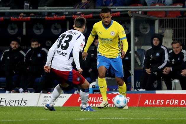 08 11 2024, xgox, Fussball 2 Bundesliga, Eintracht Braunschweig Hamburger SV emspor, v l Noah Katterbach Hamburger SV Leon Bell Bell Eintracht Braunschweig Zweikampf, Aktion, action, battle for the ball DFL DFB REGULATIONS PROHIBIT ANY USE OF PHOTOGRAPHS as IMAGE SEQUENCES and or QUASI VIDEO Braunschweig