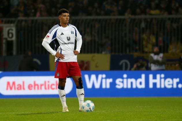 08 11 2024, xgox, Soccer 2 Bundesliga, Eintracht Braunschweig Hamburger SV emspor, v l Ransford Yeboah Königsdorffer Koenigsdoerfer Hamburger SV Disappointed, sad, frustrated DFL DFB REGULATIONS PROHIBIT ANY USE OF PHOTOGRAPHS as IMAGE SEQUENCES and or QUASI VIDEO Braunschweig