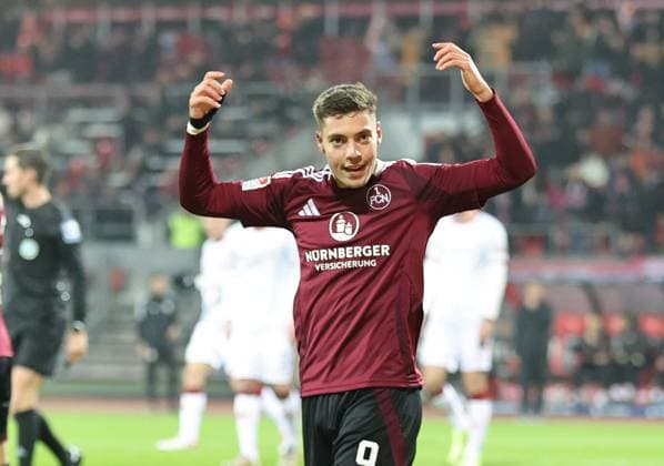 08 11 2024 Soccer season 2024 2025 2 Soccer Bundesliga 12 Matchday 1 FC Nürnberg FCN Club 1 FC Kaiserslautern FCK Rote Roten Teufel Sportfoto Zink DaMa xdaxmax DFL regulations prohibit any use of photographs as image sequences and or quasi video only for editorial use Stefanos Tzimas 9, 1 FC Nürnberg FCN gesticulates indicates gesticulates directs gives instructions cheers Clubfan Clubfans FCN Fans Fans Fans