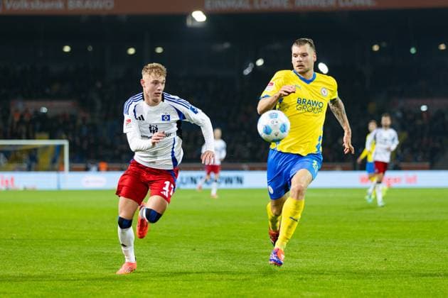 Soccer I Men I Season 2024 2025 I 2 Bundesliga I Matchday 12 I Eintracht Braunschweig Hamburger SV I 08 11 2024 Adam Karabec 17, Hamburger SV v Sven Köhler 27, Eintracht Braunschweig in sprint duel Braunschweig Eintracht Stadion Niedersachsen Germany Copyright: xLobecax xHenningxRohlfsx